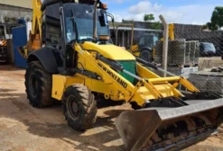 Retroescavadeira New Holland B95B 4x4 2020 – 7.400h, Cabine Fechada e Ar Condicionado