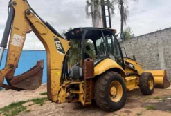 Retroescavadeira Caterpillar 2013 Usada – 6.000 Horas – Londrina/PR