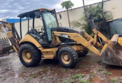Retroescavadeira Caterpillar 416E 2011 – Usada em Londrina/PR