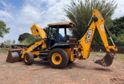 Retroescavadeira JCB 4x4 Ano 2013 Usada - Londrina/PR
