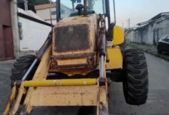 Retroescavadeira New Holland 4x4 2006 – Revisada, Pneus Novos e R$ 140.000