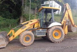 Retroescavadeira JBC 4x4 Cabine Aberta Canopy – Ano 2010