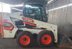 Mini Carregadeira Bobcat S450 2024 Seminova - 1600h, Cabine Fechada, Ar Condicionado