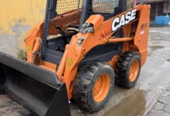 Mini Carregadeira Case SR175 Loader 2011 – Excelente Estado, Baixa Hora