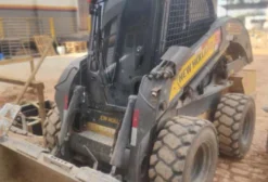 Mini Carregadeira New Holland L220 2020 – 5.000h, Ar Condicionado, Joystick