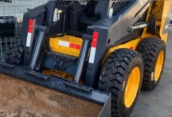 Mini Carregadeira Volvo MC60B 2010 - Peso Operacional 2590 kg