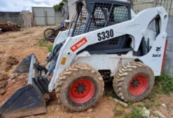 Mini Carregadeira Bobcat S330 2010 – 4.000 Horas, 2 Motores Novos