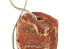 Bloco de Sal Rosa do Himalaia para Equinos - 2,9kg com Corda para Pendurar