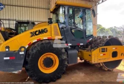 Rolo Compactador XCMG XS123PD BR 2023 – 1.110h, Cabine Fechada, Tambor Liso com Kit Pata de Carneiro
