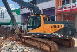 Escavadeira Hyundai Robex 220LC-9 2021 – Único Dono, 10.000h, Motor Cummins