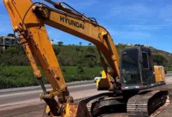 Escavadeira Hyundai R210 LC7 2008 com 13.949h e Motor Cummins