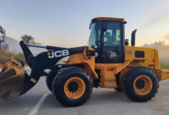 Pá Carregadeira JCB 422 Ano 2021 - 5.000 Horas - Excelente Estado