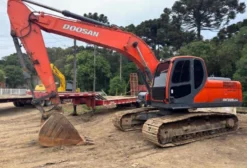 Escavadeira Doosan DX225 LCA 2015 – 17.000h – Revisada