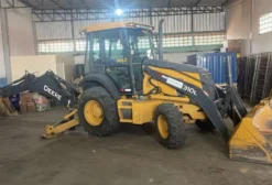 Retroescavadeira John Deere 310LS 2017 – 5.900h, Motor Novo, Eixo Revisado