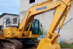 Escavadeira Komatsu PC200-8 2013 Usada – 21 Toneladas, Câmera de Ré, Motor Turbo 155HP