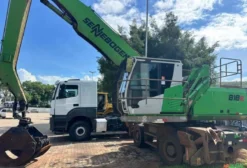 Escavadeira de Pneu Sennebogen 818M com Garra Florestal 2022 – 7.800 Horas