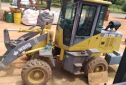 Pá Carregadeira Wang ZL15G 2011 – Compacta e Robusta para Obras e Propriedades Rurais
