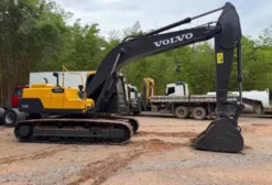 Escavadeira Volvo EC220 2020 em Cuiabá - Ótimo Estado