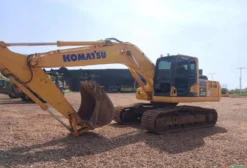 Escavadeira Komatsu PC210 2022 – 2.830h – Ótimo Estado Mecânico