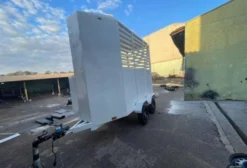 Reboque Carreta para Transporte de 1 Cavalo com Freio Inercial e 2 Eixos