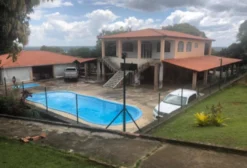 Chácara com 3 Casas, Piscinas e Campo de Futebol em Planaltina de Goiás - GO