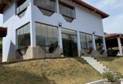 Chácara de Alto Padrão à Venda em Toledo, MG – 8.500 m² com Piscina e Área de Lazer