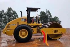 Rolo Compactador Caterpillar CS533E 2013 – 5.270h com Kit Patas